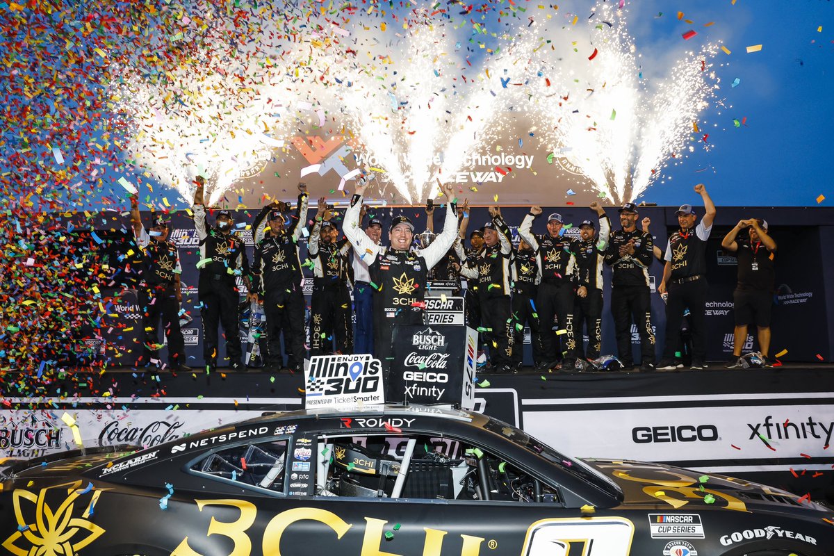 Everybody’s hands go up… And they stay there! @3ChiCanna | @KyleBusch