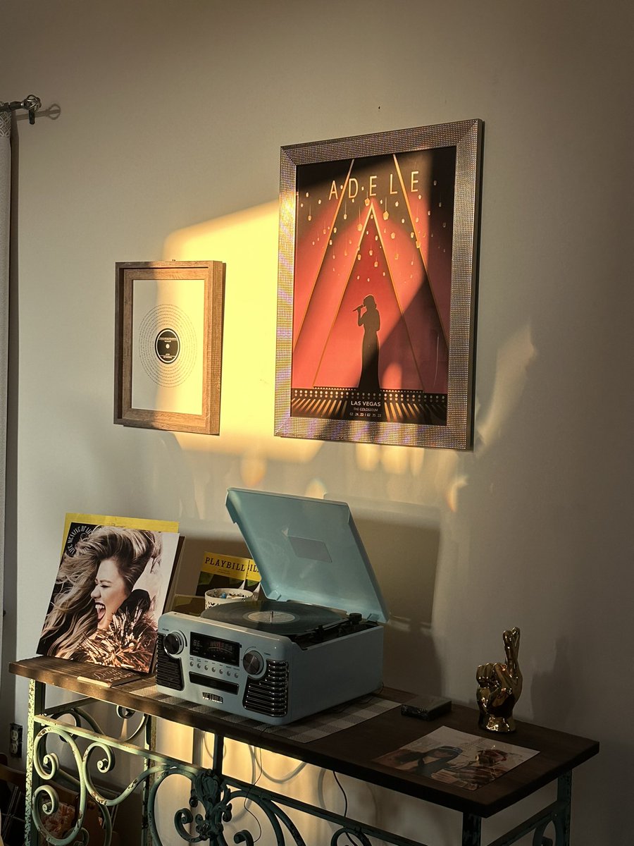 Love the way the sun hits our music corner #goldenhour 💃☀️🙏🏻🫶🏻 #WeekendsWithAdele #adele #KellyClarkson