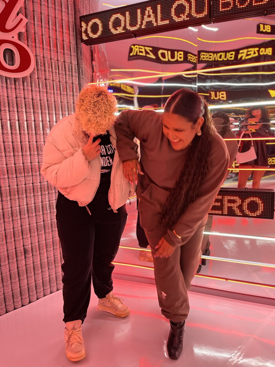 NBAdasMina's tweet image. hoje tamo na suavidade curtindo a #NBAHouse só na #BudZero já que amanhã segundou, né? 
#NBAcomBud
#QualquerDiaéDia
@Budweiser_Br