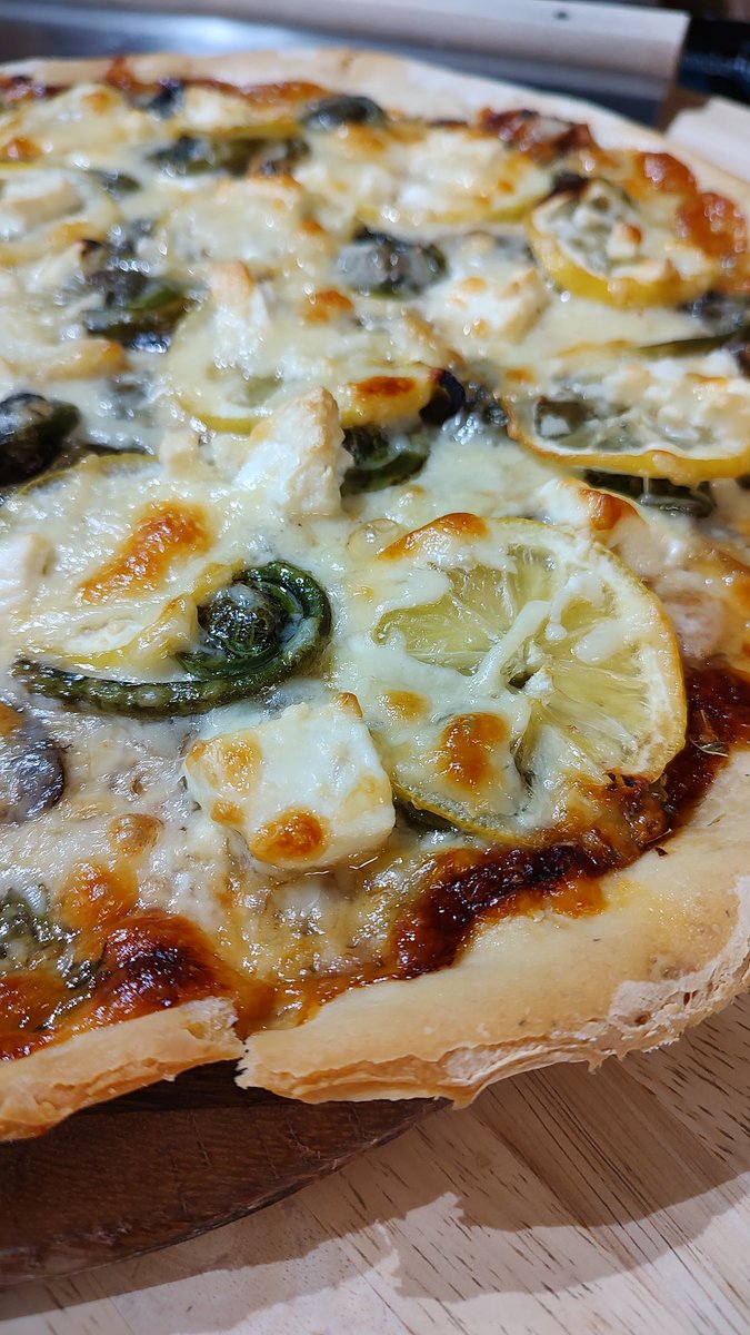 DavidWayneHurd's tweet photo. Yummy dinner tonight, #homemadePizza, with, bottom to top: tomato paste, my favorite herbs combination, thinly-sliced Roma tomatoes, sliced mushrooms, Swiss cheese, a thin layer of Cheddar cheese, fresh fiddleheads, thinly-sliced lemon, real feta cheese &amp; more Cheddar cheese https://t.co/qbSfpsBEZz