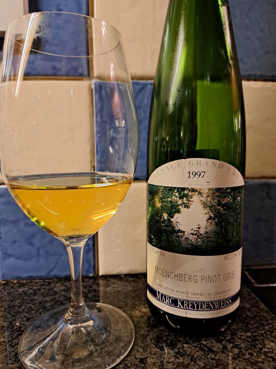 New Post: Marc Kreydenweiss #Alsace #GrandCru Moenchberg #PinotGris 1997 alsacewineireland.com/2023/06/05/win… Would you just look at the colour of that beauty! It's not just Riesling that can age in Alsace! @winewankers @pietrosd @jimofayr @groutie60 @VinsAlsace @JeremyPalmer7 @timmilford