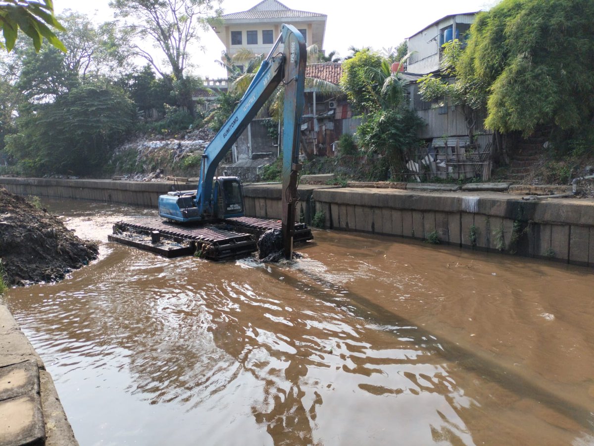 Kegiatan pengerukan dan pengepokan lumpur Kali Ciliwung, Jl. Matraman, Kec. Menteng Jakarta Pusat.
@DKIJakarta
@BPBDJakarta
@BeritaJakarta
#PasukanBiru 
#SiagaTanggapGalang
#OperasiSiagaIbuKota
#JagaJakarta
#JAKI
#SuksesJakartauntukIndonesia