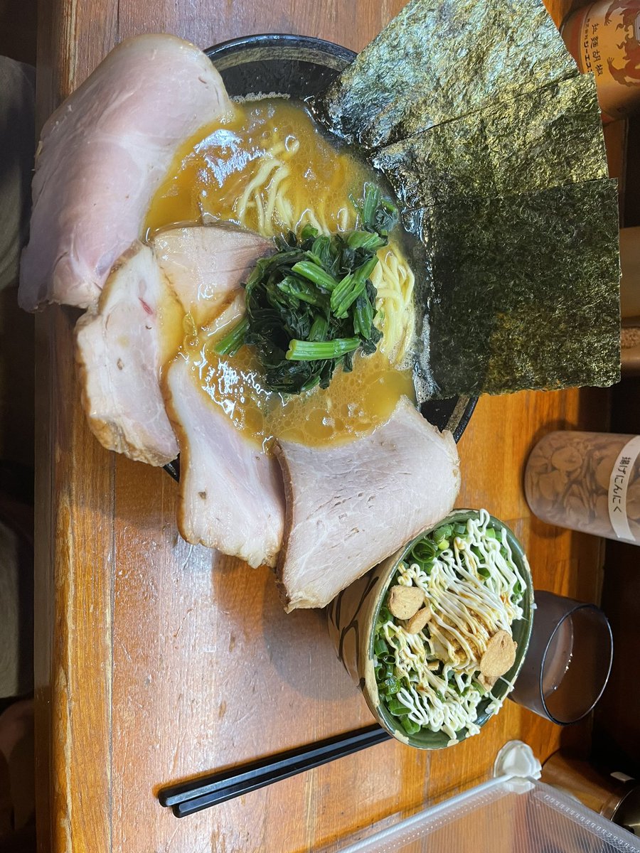 家系といえば末廣家
チャーシュー麺と温泉卵ねぎライス(メニュー名忘れた)
友達3人で行ったがなぜか一人だけ味薄くてぬるいというトラブル(明らかにスープの色が薄い)がありましたが、友達のラーメン以外はめちゃくちゃ美味かった。