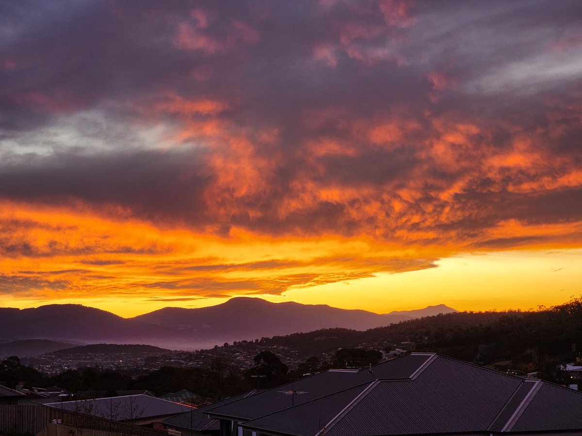 TasScenery's tweet photo. Firey golden hour.

#Golden #goldenhour #fire #firey #hobart #sunset #tasmania #tasmanianscenery #photo #photoart https://t.co/NU2jx49viS