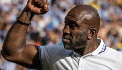 bjornhey's tweet photo. Voor de @KICKRUSHpodcast'ers die er maar geen genoeg van kunnen krijgen: een zomerspelletje. Wat zou jij zeggen als Sheffield Wed boss Darren Moore (zie foto) jou op de bank zet? @TimAnton13 @jelletack @LeroyDeltour https://t.co/PHJ7eloEY8