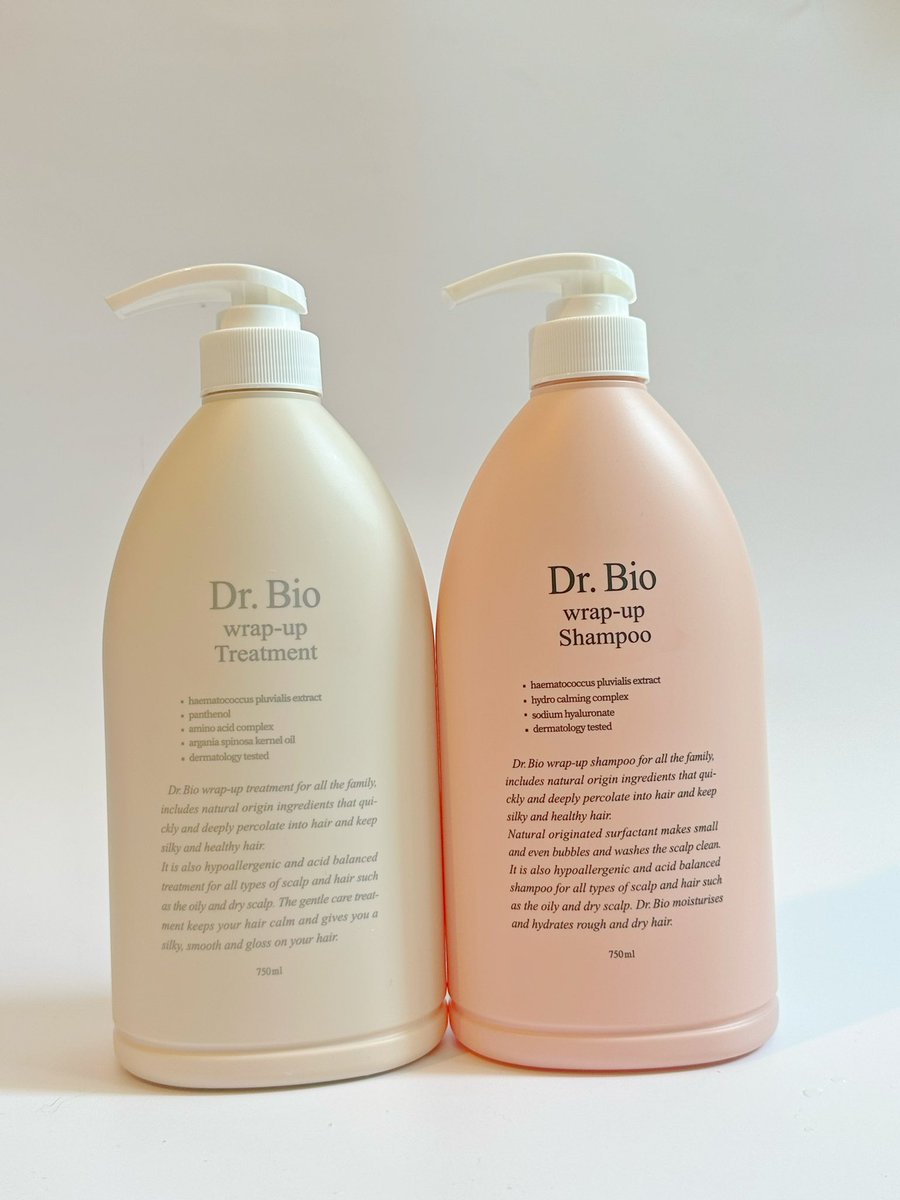 NavyO_O's tweet image. แชมพูกับทรีทเม้นท์ของ Dr.bio อันนี้สำหรับคนผมมันหัวมันโดยเฉพาะ อ่อนโยน สบายผมดี ขวดใหญ่มากกคุ้มม