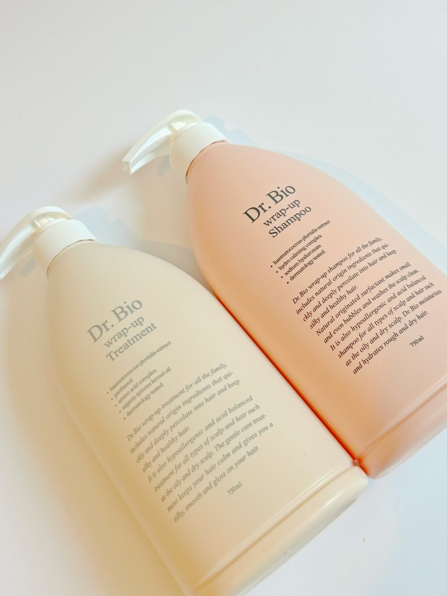 NavyO_O's tweet image. แชมพูกับทรีทเม้นท์ของ Dr.bio อันนี้สำหรับคนผมมันหัวมันโดยเฉพาะ อ่อนโยน สบายผมดี ขวดใหญ่มากกคุ้มม