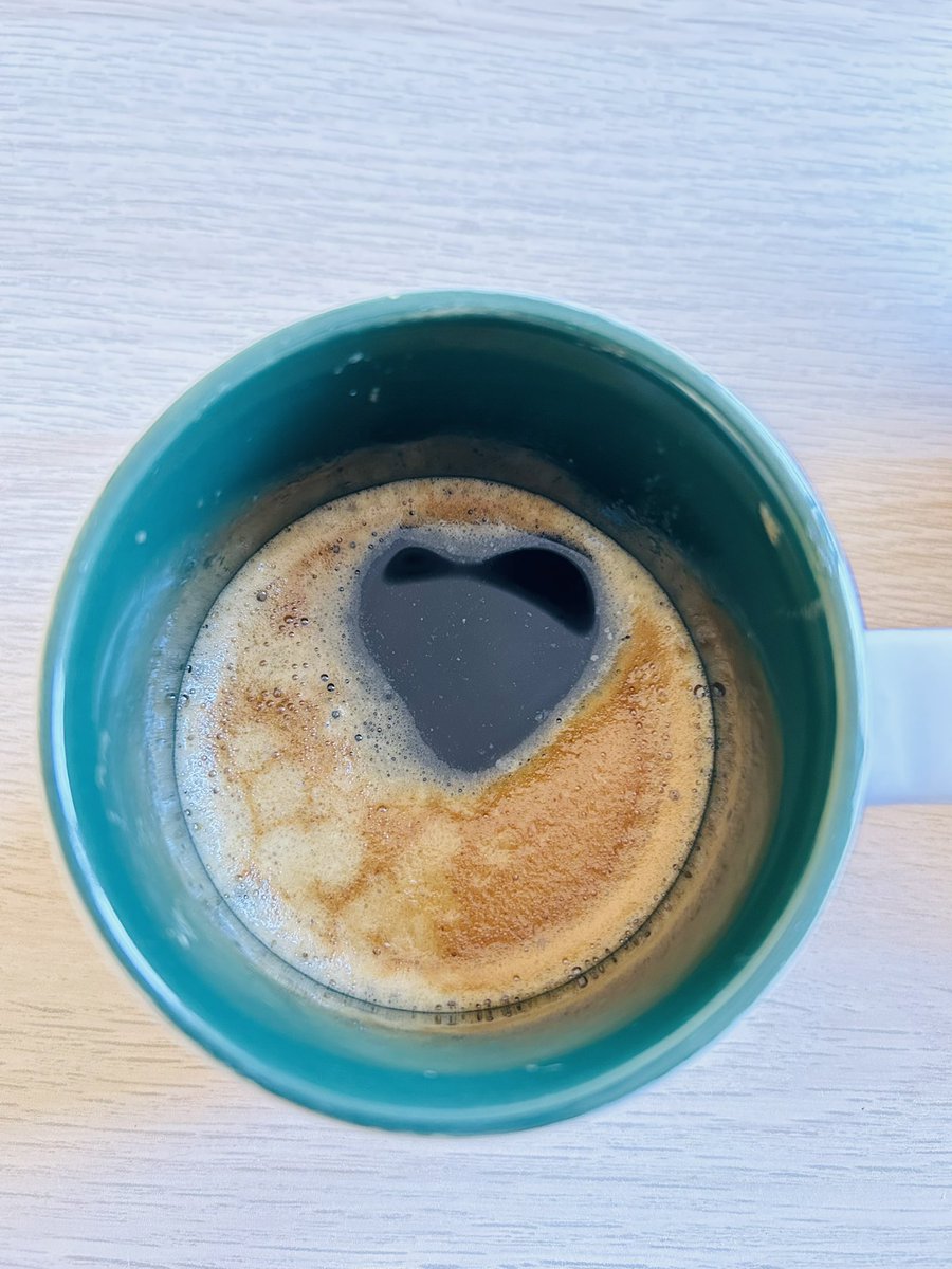 Petit coeur imprévu dans le café du matin, j’adore 🥰