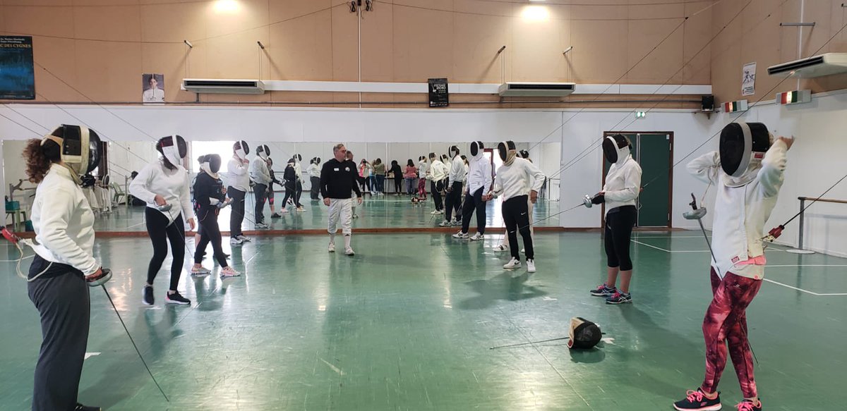 Pôle emploi #golfedesainttropez innove. Du #stadeverslemploi #recrutementinversé rencontre employeurs/demandeurs d’emploi autour de l’#escrime 👏 aux partenaires  <a href="/Leclerc/">E.Leclerc</a> @SamsicFrance @alicelesgarde <a href="/ffescrime/">Fédération Française d'Escrime</a>,notre Maître d’arme F.Molina &amp; conseillers➡️ déjà 3 profils retenus