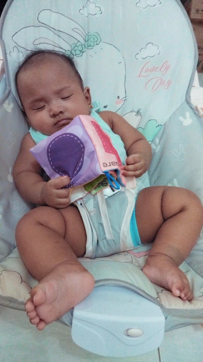 Nemenin mamanya makan, 
Padahal tadinya ngoceh sambil mainin bukunya,, ehh tiba-tiba kok hening, tidur dong.. Mana bukunya di pegang lagi gitu 😅
#bayi #bayilucu #bayiindonesia