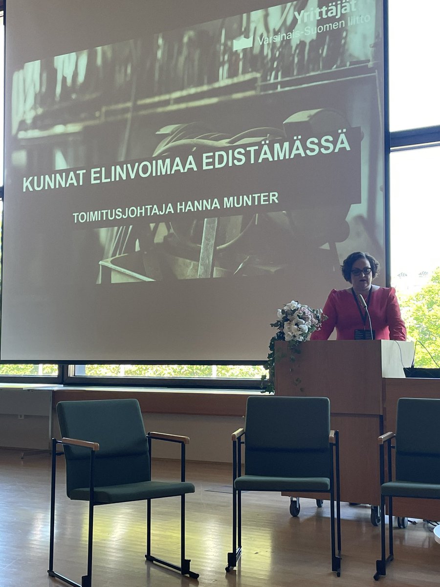 Yrittäjien elinvoimaseminaari kuntien ja yrittäjien yhteistyötä koskien. Avaamassa <a href="/HannaMunter/">Hanna Munter</a> <a href="/VSyrittajat/">Varsinais-Suomen Yrittäjät</a> ☀️