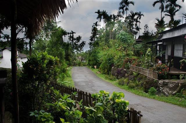ColoursOfWorld1's tweet photo. 2. Mawlynnong, Meghalaya is the Cleanest Village in Asia - Known as 'God's own garden'. https://t.co/TNFNJFGcHz