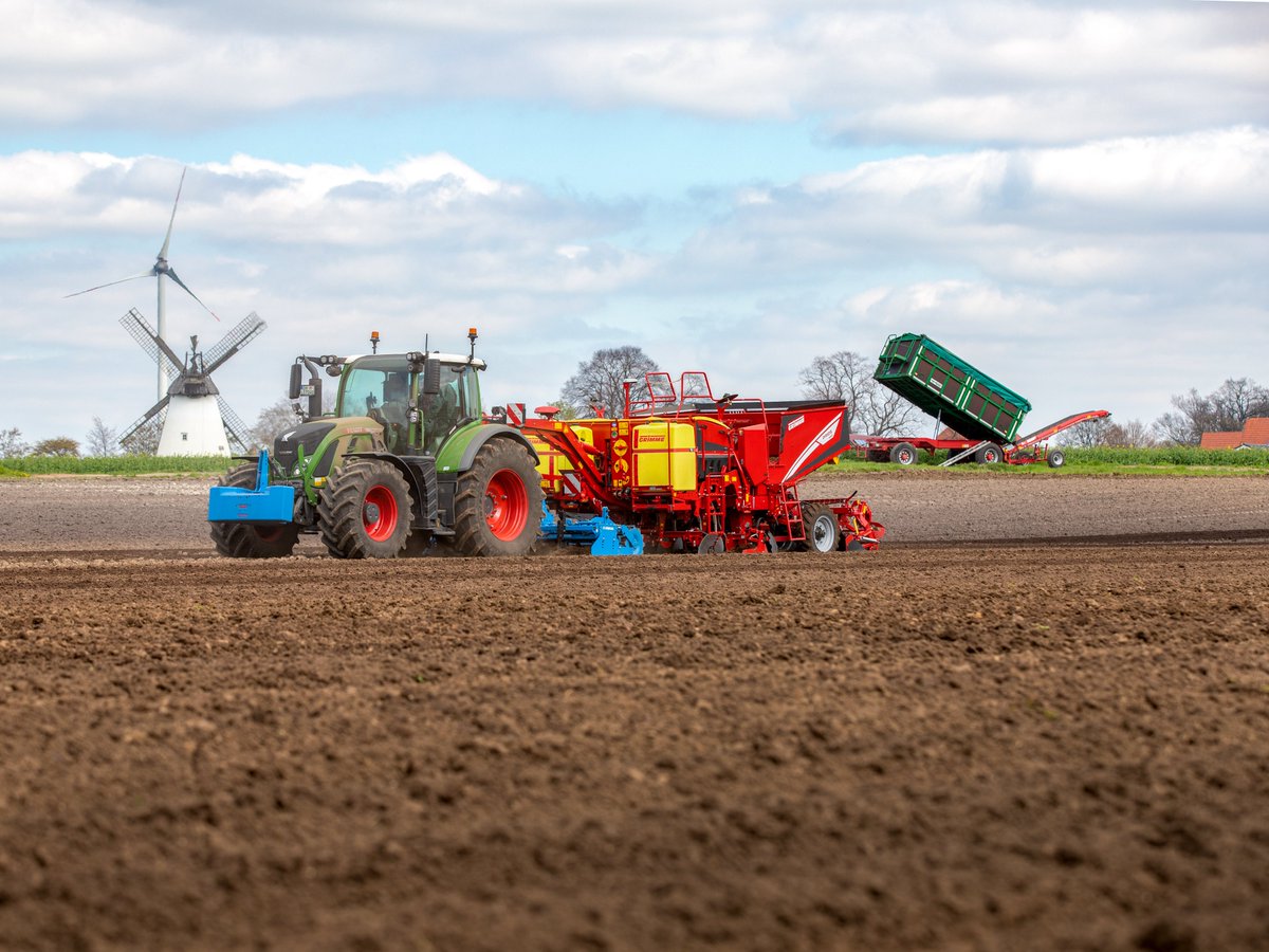 GRIMMEGroup's tweet photo. #PotatoMonday
In mid-April, our 4-row cup planter PRIOS 440 was at #RowShow near Minden. 
#GRIMME #GRIMMEGroup #potato #potatoes #Plant23 #kartoffeln #agriculture #machinery #spring #planter #PRIOS #plantingseason #kartoffelnlegen #landwirtschaft #agrartechnik #farming #fendt https://t.co/SojV2xWKaZ