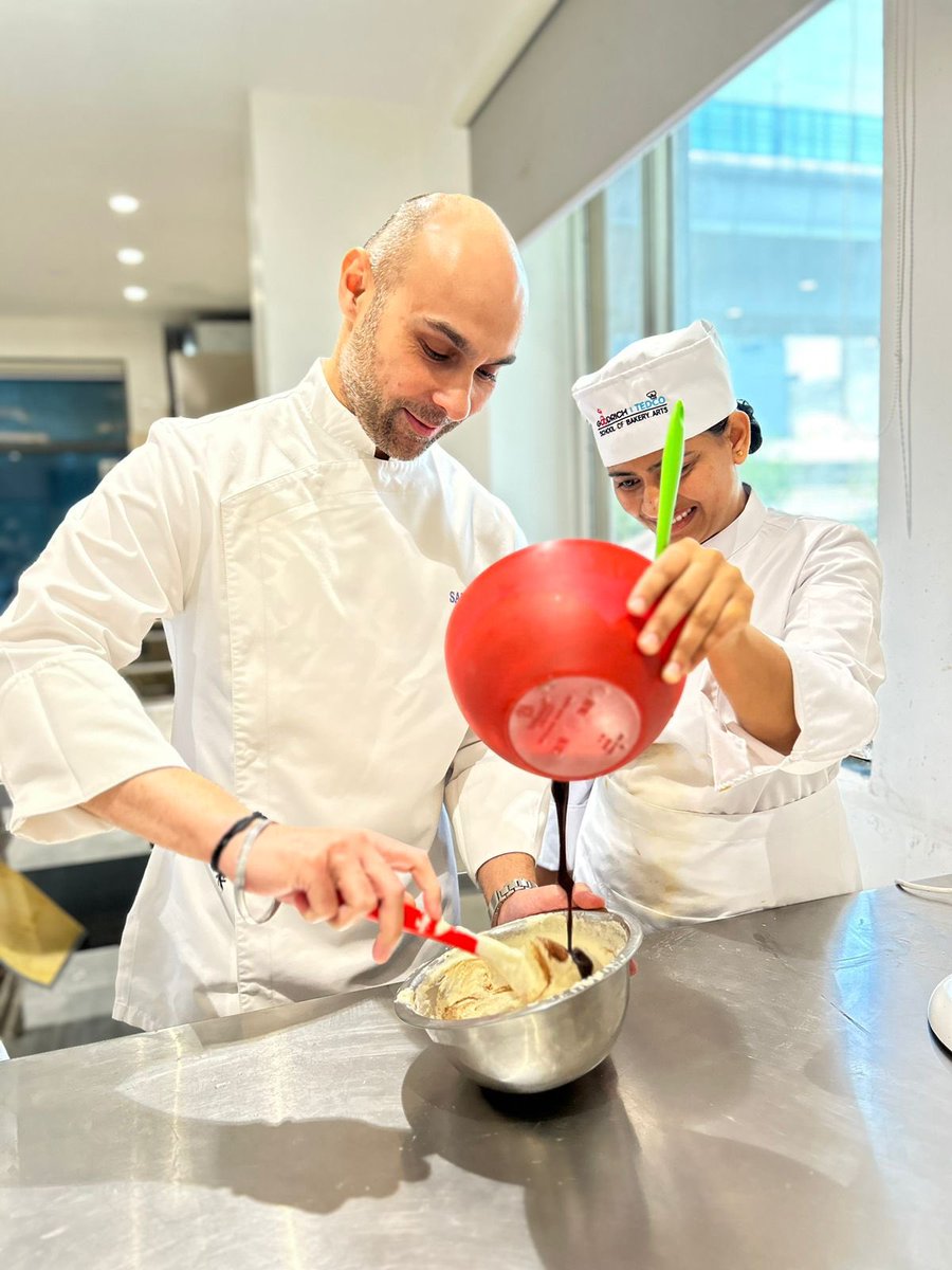 tedcoeducation's tweet photo. 𝑴𝒐𝒏𝒅𝒂𝒚 𝑴𝒐𝒕𝒊𝒗𝒂𝒕𝒊𝒐𝒏:)!

Our Diploma in Bakery  students, under the expert guidance of the visionary Chef Sahil Mehta whipped up a scrumptious gluten-free chocolate cake with a caramel sauce. https://t.co/tEImN8CZHw