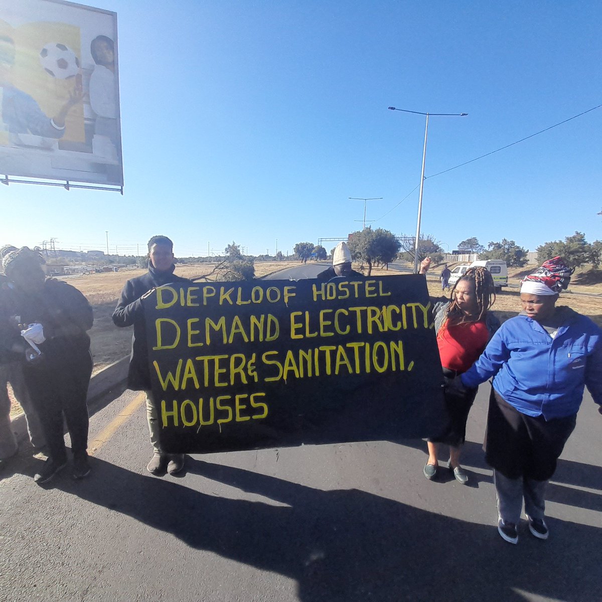#DiepkloofProtest Some of the residents of Diepkloof Hostel in Soweto carrying a banner demanding electricity among other things. Traffic in the area including along the N1 and N12 has been affected @TeamNews24