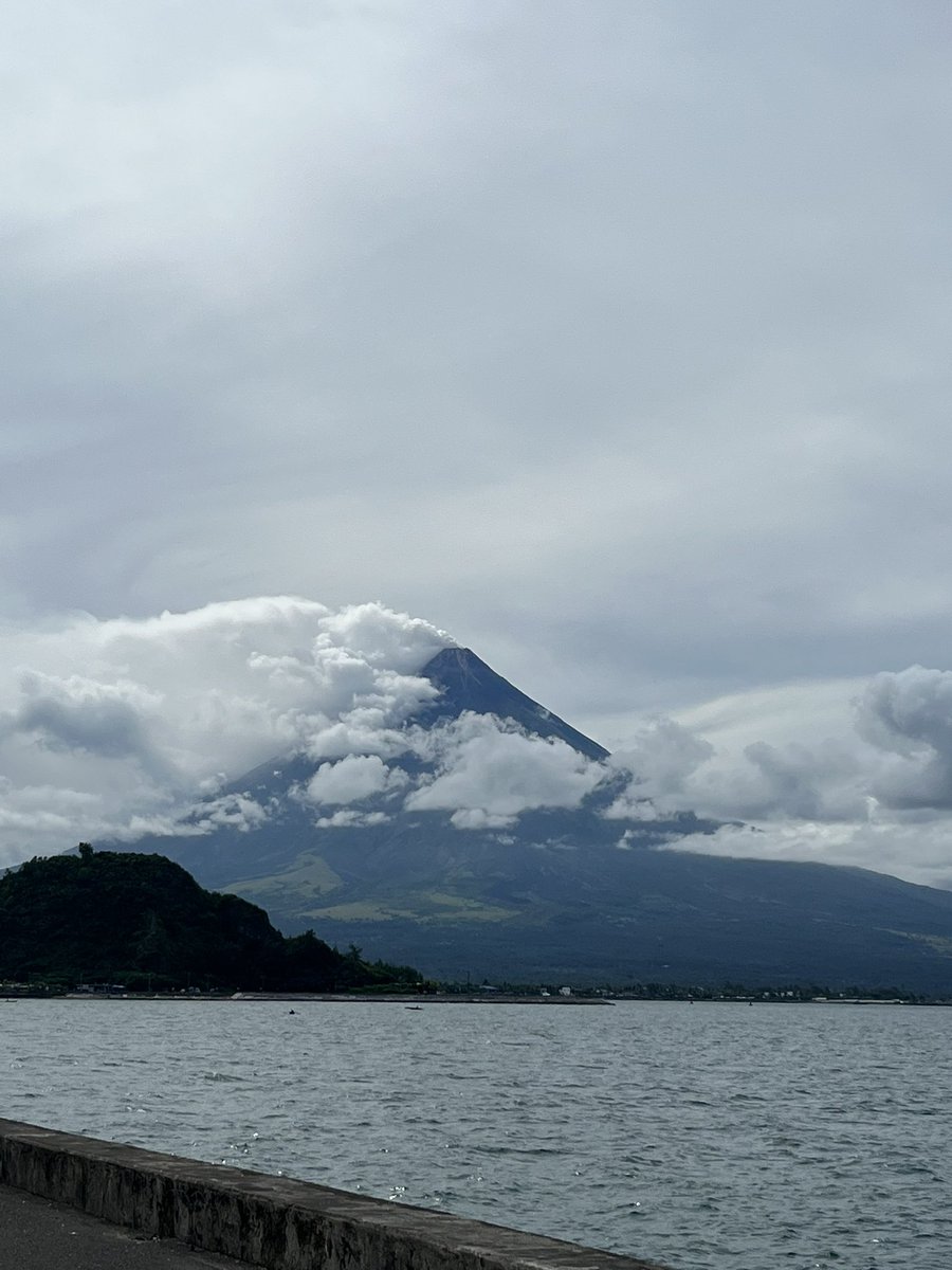 ChewMoreXpertMD's tweet image. First time to Visit Bicol Region and See Mayon Volcano and its perfect cone tip. Then it decides to spew smoke from its tip. Someone woke up bitchy and pissed today #alertlevel2