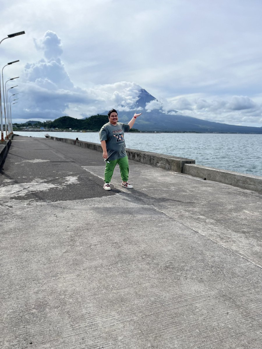 ChewMoreXpertMD's tweet image. First time to Visit Bicol Region and See Mayon Volcano and its perfect cone tip. Then it decides to spew smoke from its tip. Someone woke up bitchy and pissed today #alertlevel2