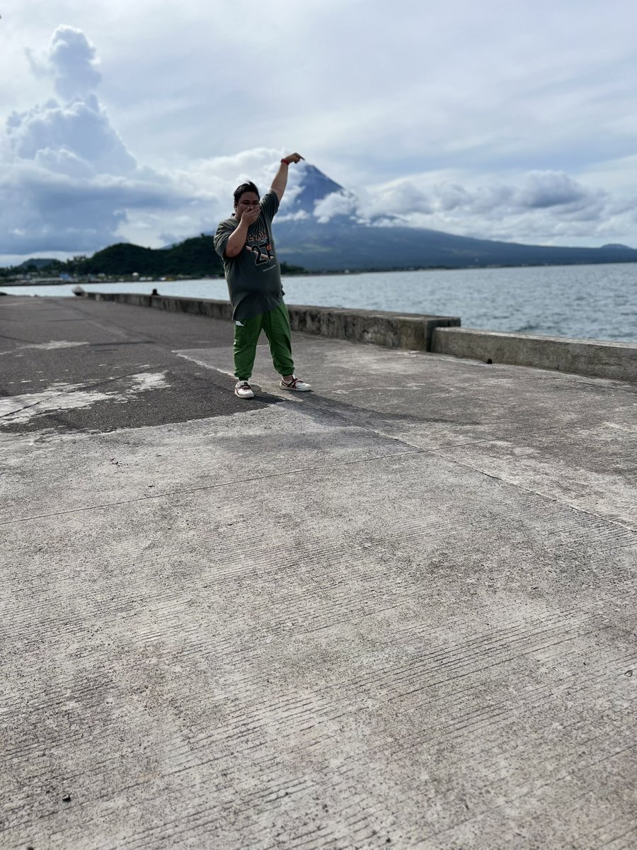 ChewMoreXpertMD's tweet image. First time to Visit Bicol Region and See Mayon Volcano and its perfect cone tip. Then it decides to spew smoke from its tip. Someone woke up bitchy and pissed today #alertlevel2