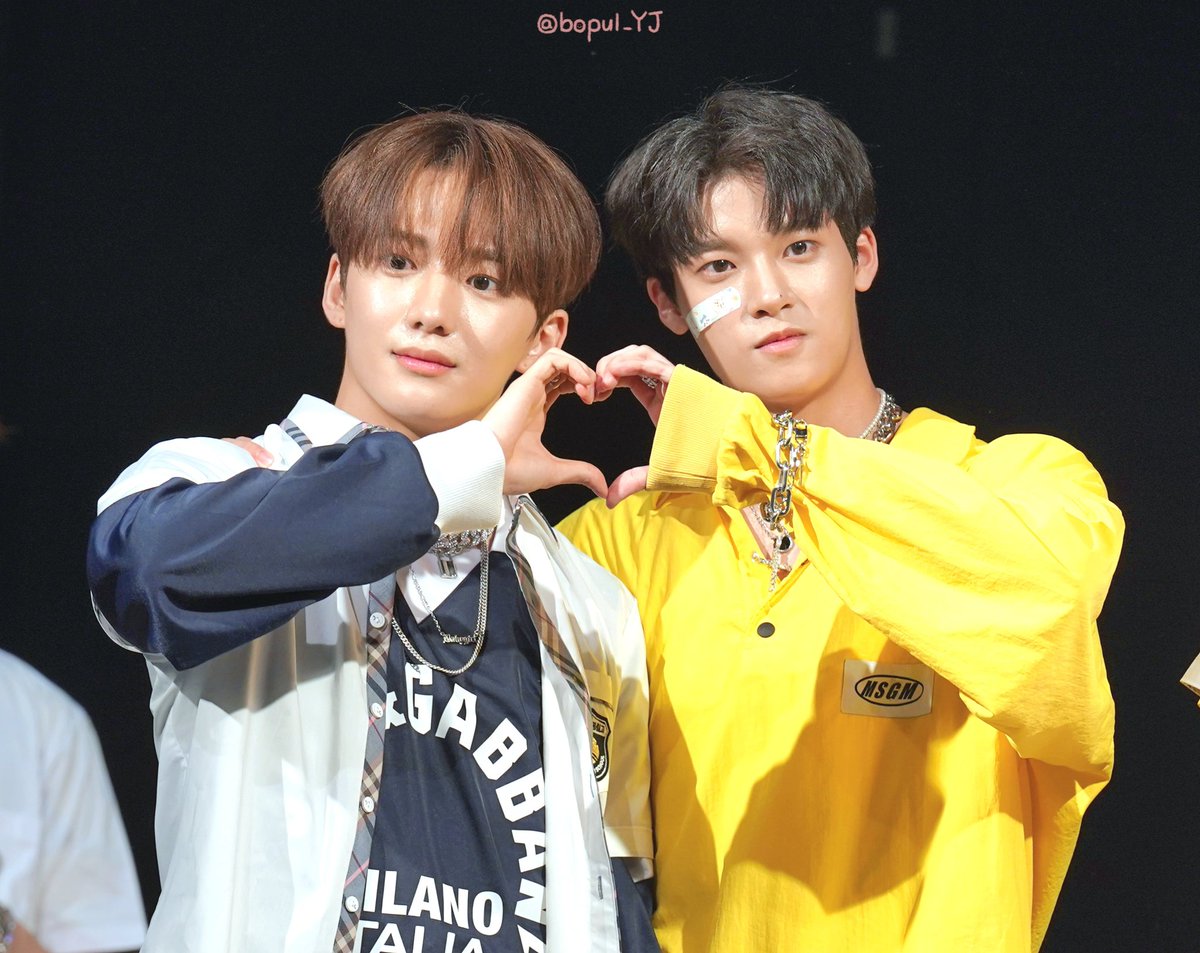 230507 사운드웨이브 대면 팬사인회
🤍03즈표 하트💛

#싸이커스 #xikers #민재 #준민 #MINJAE #JUNMIN