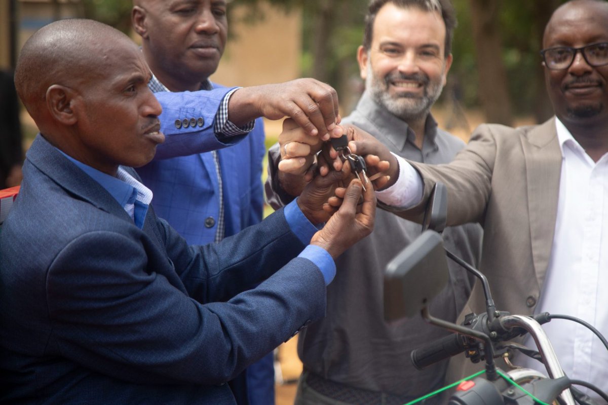 rckgasabo's tweet photo. #PremierBet Rwanda na Rotary Club Kigali Gasabo bageneye inkunga abarokotse Jenoside b’i Bugesera mu gihe u Rwanda rukomeje ibikorwa byo kwibuka ku nshuro ya 29 Jenoside yakorewe Abatutsi mu 1994.
#Kwibuka29 #ServiceAboveSelf #ImagineRotary
https://t.co/iWNW2j7Wud
@RwandaLocalGov https://t.co/pz0CS3ugEP