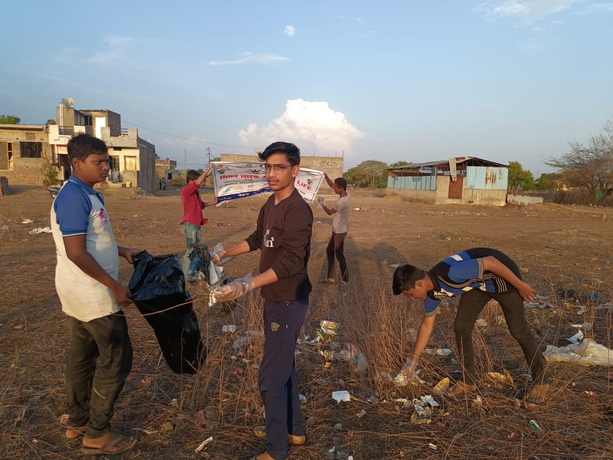 NYKAurangabadMH's tweet image. On #WorldEnvironmentDay2023 #Pledgetaking and Swachchta Activity in public ground under #Missionlife by NYK #Aurangabad #Maharashtra 
@NITKM2021 @DrBhagwatKarad @ianuragthakur @Nyksindia @YASMinistry @NYKS_maha_Goa
