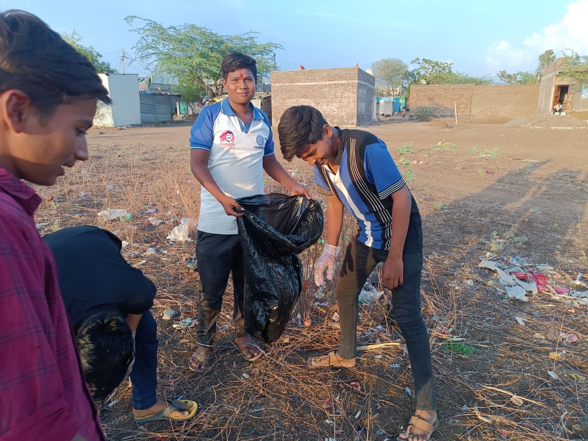 NYKAurangabadMH's tweet image. On #WorldEnvironmentDay2023 #Pledgetaking and Swachchta Activity in public ground under #Missionlife by NYK #Aurangabad #Maharashtra 
@NITKM2021 @DrBhagwatKarad @ianuragthakur @Nyksindia @YASMinistry @NYKS_maha_Goa