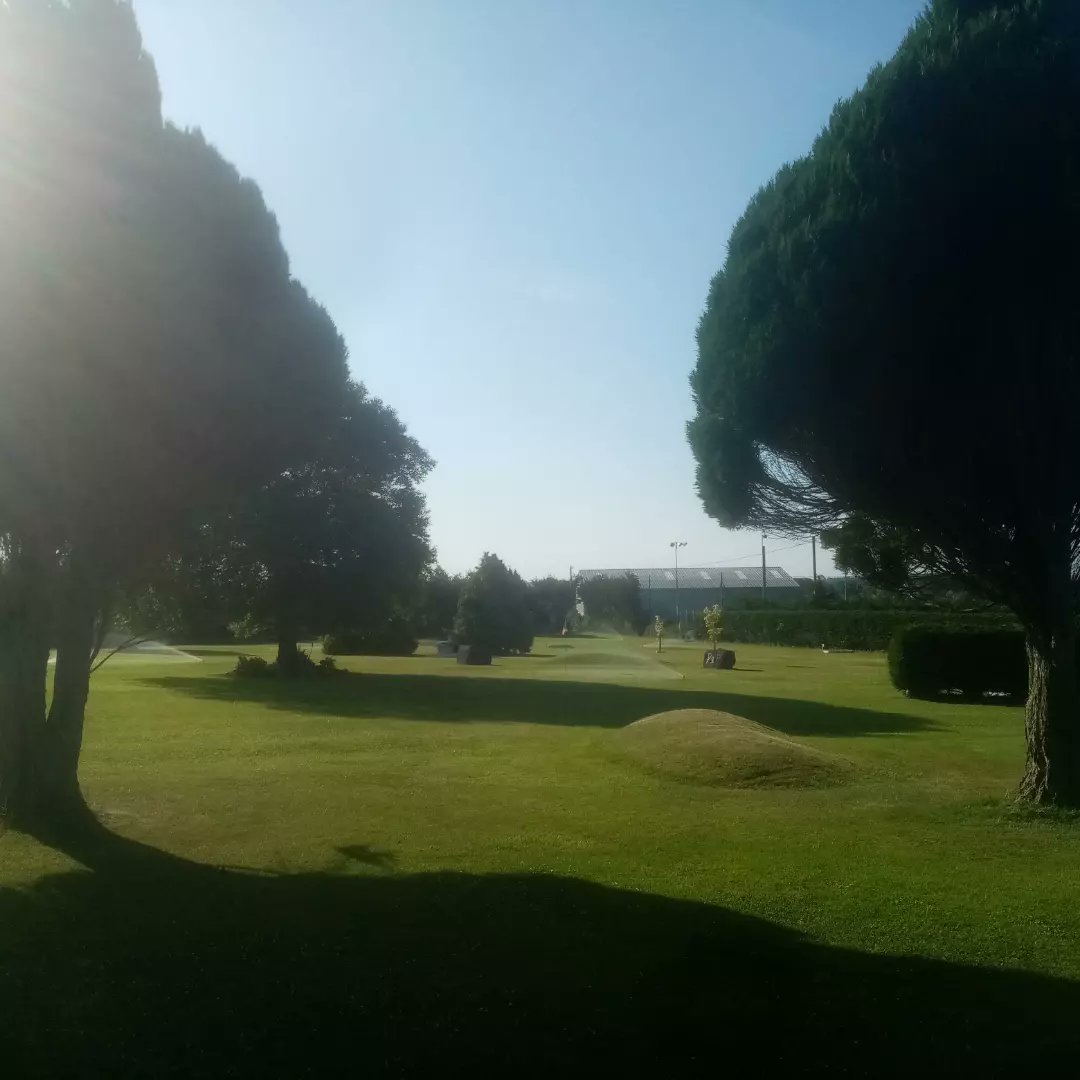 Early morning watering 💧 ahead of the heat🌡️🌞 Some conditions in fairness given the dry spell #pitchandputt #wateringthegreens #sprinklersystem #earlymorningwork