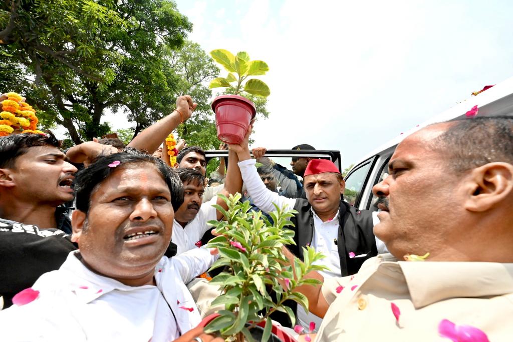 samajwadiparty's tweet photo. माननीय राष्ट्रीय अध्यक्ष श्री अखिलेश यादव जी का लखीमपुर-खीरी दौरा। https://t.co/Rfjw5c8Dgl
