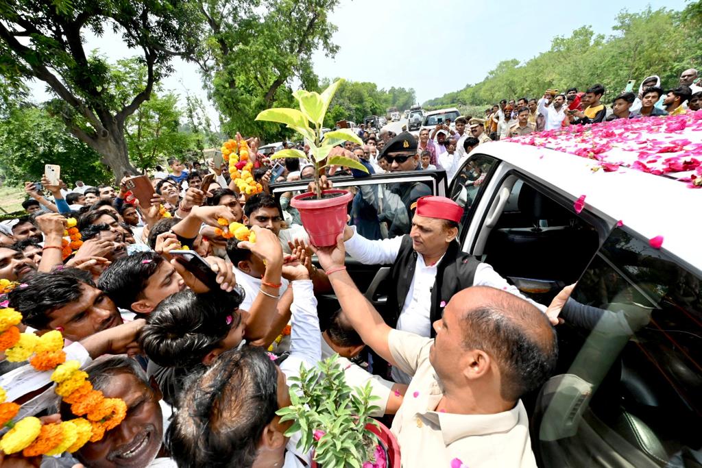 samajwadiparty's tweet photo. माननीय राष्ट्रीय अध्यक्ष श्री अखिलेश यादव जी का लखीमपुर-खीरी दौरा। https://t.co/Rfjw5c8Dgl