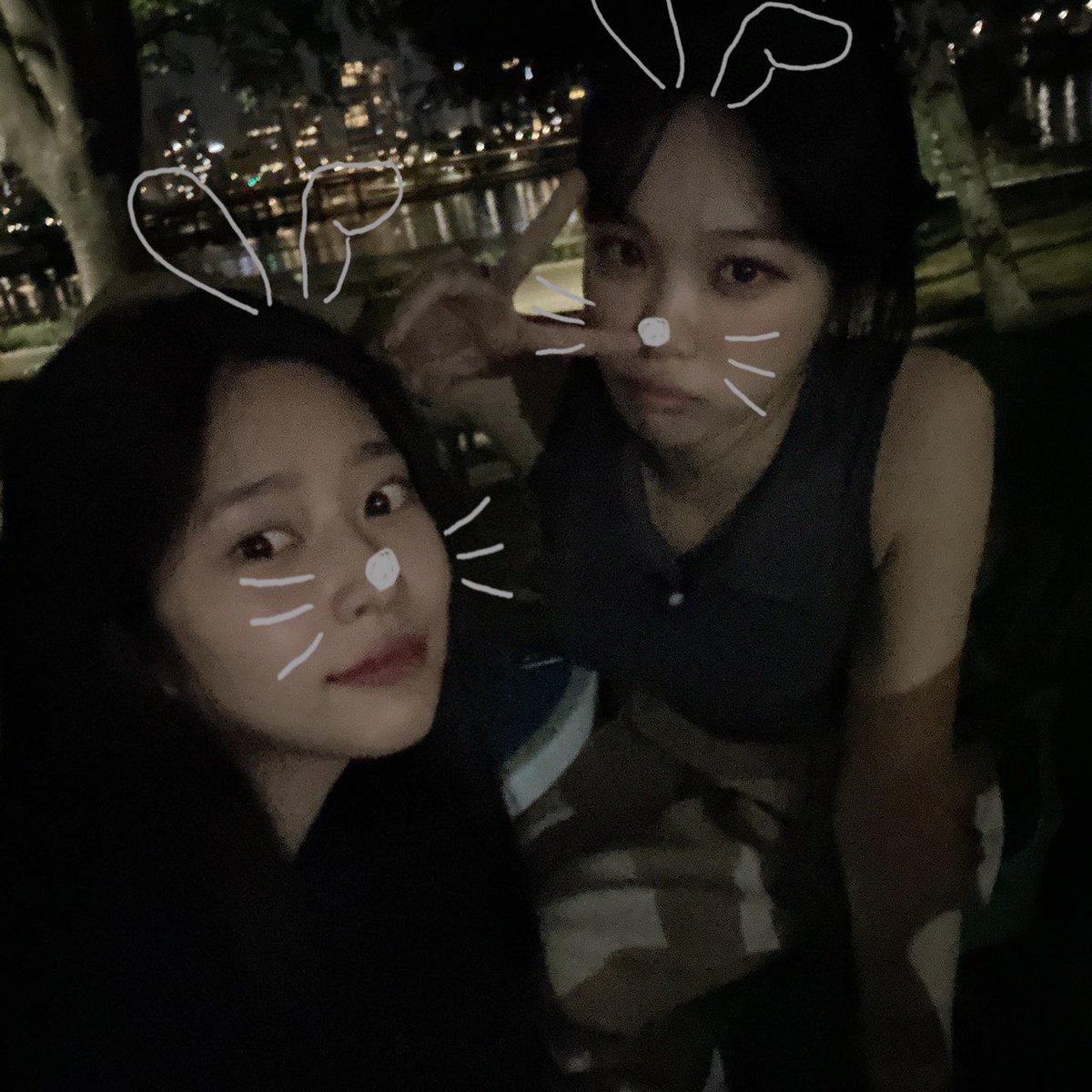 연상이찍은사진                   연하가찍은사진
흥미롭다