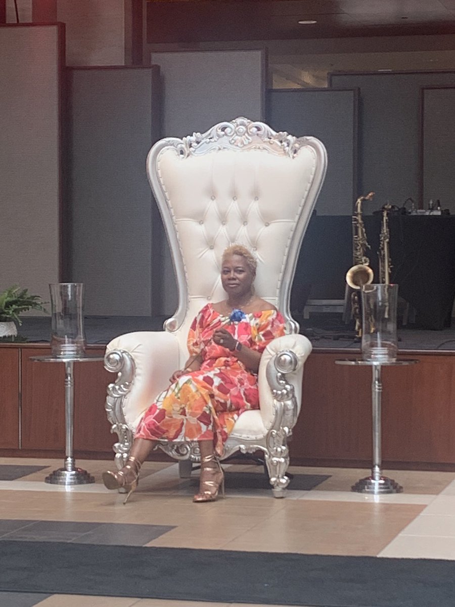 Life_Recharge's tweet photo. Queens salute queens 👑 I’m so in awe of the Queen of the CIAA…Commissioner Jacqie McWilliams Parker for her leadership, dedication and commitment to serving student athletes, coaches, presidents and the community of the CIAA. Thank you! 🎉🎉#CIAA #womeninleadership https://t.co/vgy13FECks
