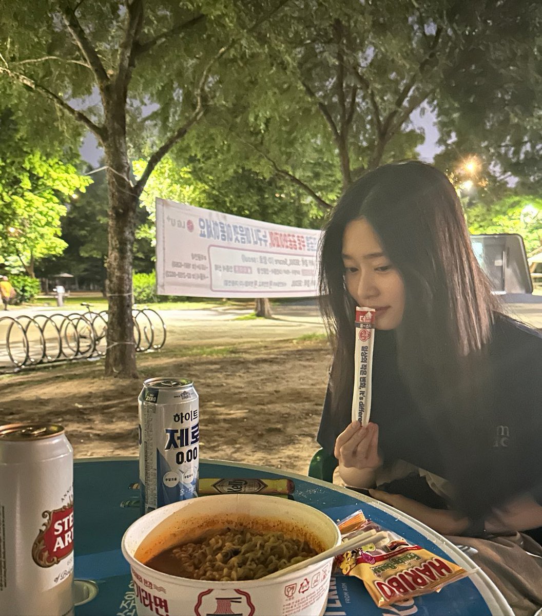 2kimchwn's tweet photo. minju’s pov                     chaewon’s pov https://t.co/3MhWHaSvYj