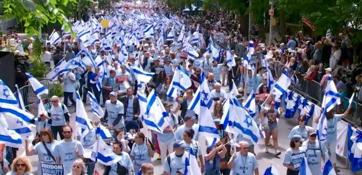 ShanyGranot's tweet photo. קולטים? יותר מ1000 צועדים למען הדמוקרטיה הישראלית היום במנהטן. הקבוצה הכי גדולה במצעד ישראל. 
כשנרשמנו למצעד ושאלו כמה נהיה - אמרתי 80. 
בתוך כל החושך שהממשלה הזאת מטילה עלינו, אי אפשר שלא להתרגש מעוצמת המחנה הדמוקרטי\יהודי\ישראלי\ טרנס-אטנלנטי הזה שקם, החליט שהוא עם והתחיל ללכת. https://t.co/z8mhAc5sD9
