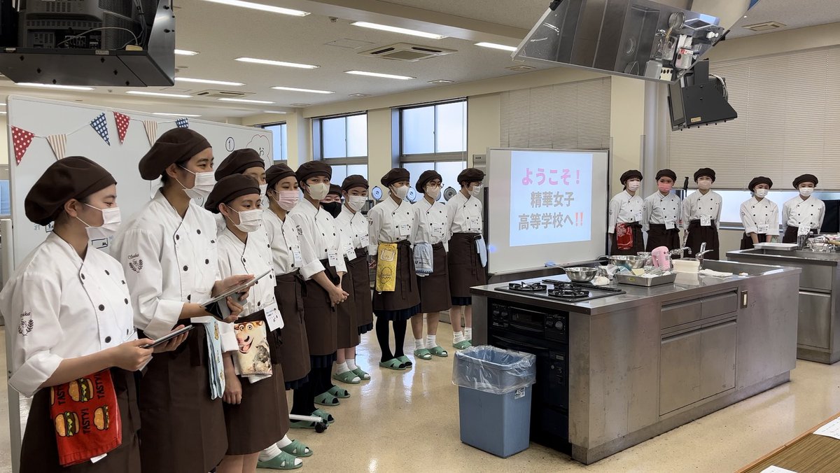 seika_pr's tweet photo. 「第4回お菓子作りと茶話会」
3年ぶりに住吉地区の方をお招きし、講習会を開催しました。当日は14名が参加。「サブレ」と「フルーツ大福」を作りました。その後は作ったお菓子を囲んで茶話会を実施。参加された皆さん、高校生共に楽しいひとときとなりました。
＃精華女子　＃製菓　＃住吉なかよし会 https://t.co/eioCGLNX04