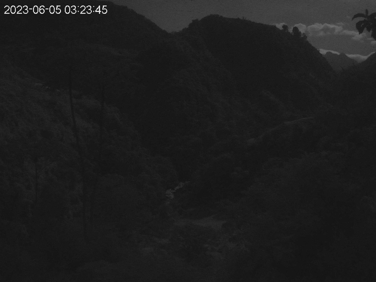 It's a moonlight view through a cam designed for daylight, but Quebrada de Nereidas (?  sp) looks odd to me.  amenazas.sgc.gov.co/ovsm/camip-bal… #Nevado del Ruiz