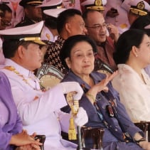 Sementara itu

31 May 2023
Billboard Jokowi dan Prabowo satu mobil meramaikan Daratan

01 June 2023
Megawati didampingi Panglima TNI meramaikan Lautan

🌐
merdeka.com/politik/jokowi…

viva.co.id/militer/milite…