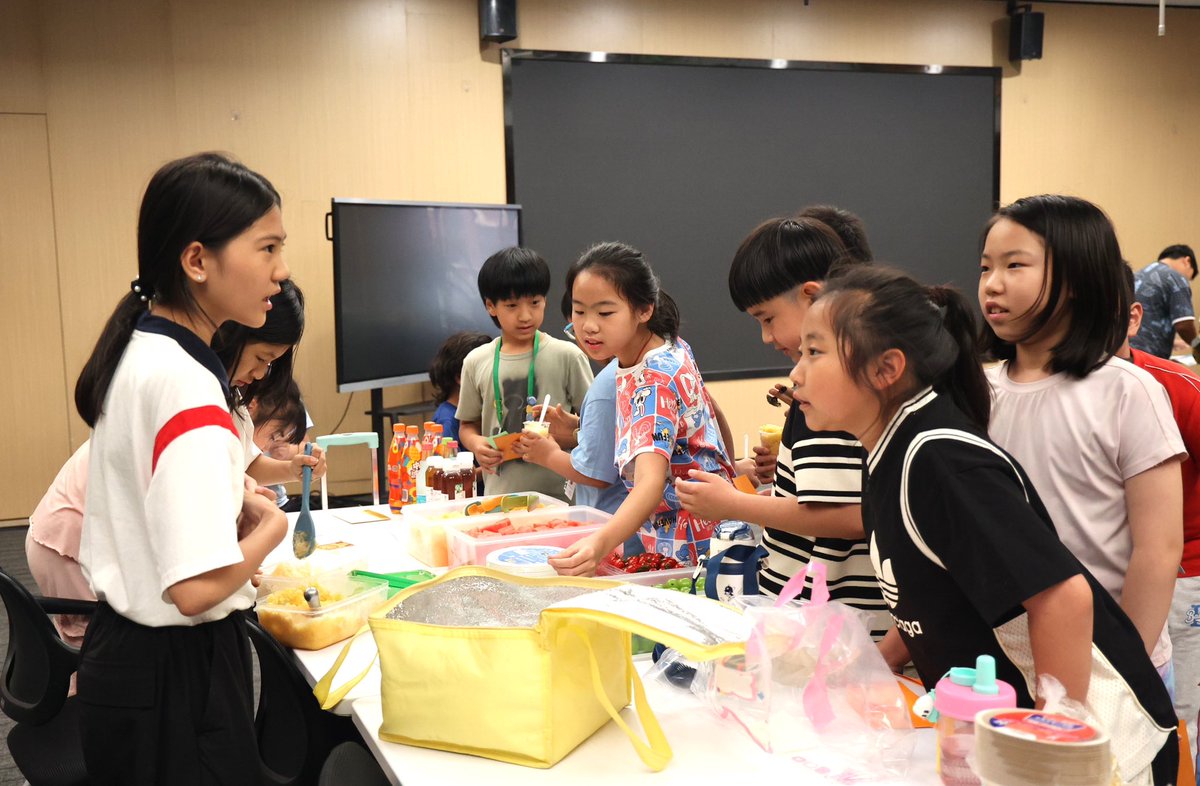 NicoleDorn9's tweet image. It was so much fun supporting Ms. Knobelโs G4 market day event! These students demonstrated excellent communication and self-management skills as they sold their products to my G3 students and other staff members. #SiasIS