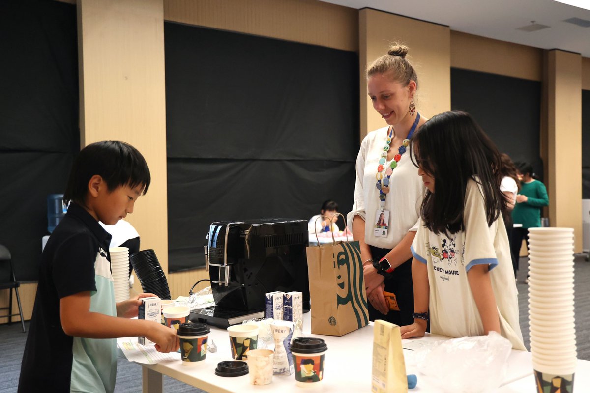 NicoleDorn9's tweet image. It was so much fun supporting Ms. Knobelโs G4 market day event! These students demonstrated excellent communication and self-management skills as they sold their products to my G3 students and other staff members. #SiasIS