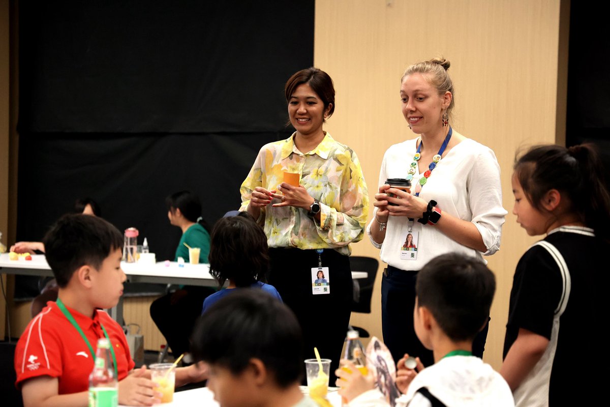 NicoleDorn9's tweet image. It was so much fun supporting Ms. Knobelโs G4 market day event! These students demonstrated excellent communication and self-management skills as they sold their products to my G3 students and other staff members. #SiasIS