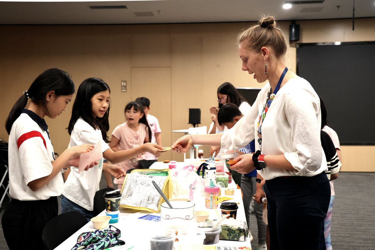 NicoleDorn9's tweet image. It was so much fun supporting Ms. Knobelโs G4 market day event! These students demonstrated excellent communication and self-management skills as they sold their products to my G3 students and other staff members. #SiasIS