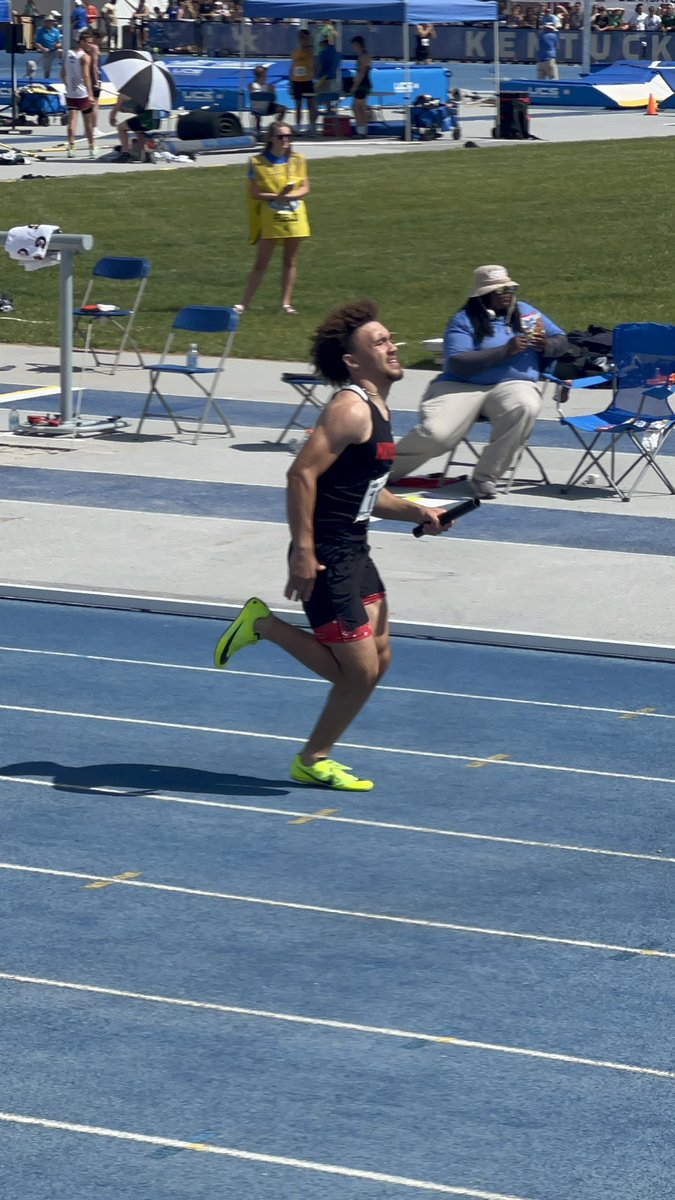 gorillaray3's tweet image. Track Thursday, basketball Friday and Saturday, football Sunday…I don’t know how he does it. I also don’t know how I do it 🥴🤣 #prymetyme 🦍🐐💪🏽❤️🩸🔴⚫️🏈🏀🏃🏽‍♂️