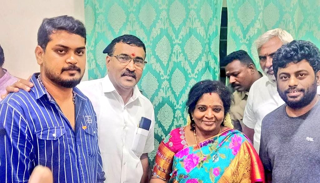 hemananth_pro's tweet image. கவர்னர் தமிழிசை சௌந்தர்ராஜன் அவர்களை V.R தயாரிப்பாளர் மற்றும் இசையமைப்பாளர் V R Suwaminathan Rajesh மற்றும் இயக்குனர் Naveenkumar
: #VR suwaminathan Rajesh 
@rvrstudiosDir #Navinkumar  @RajeshmusicD @glamoursathya05