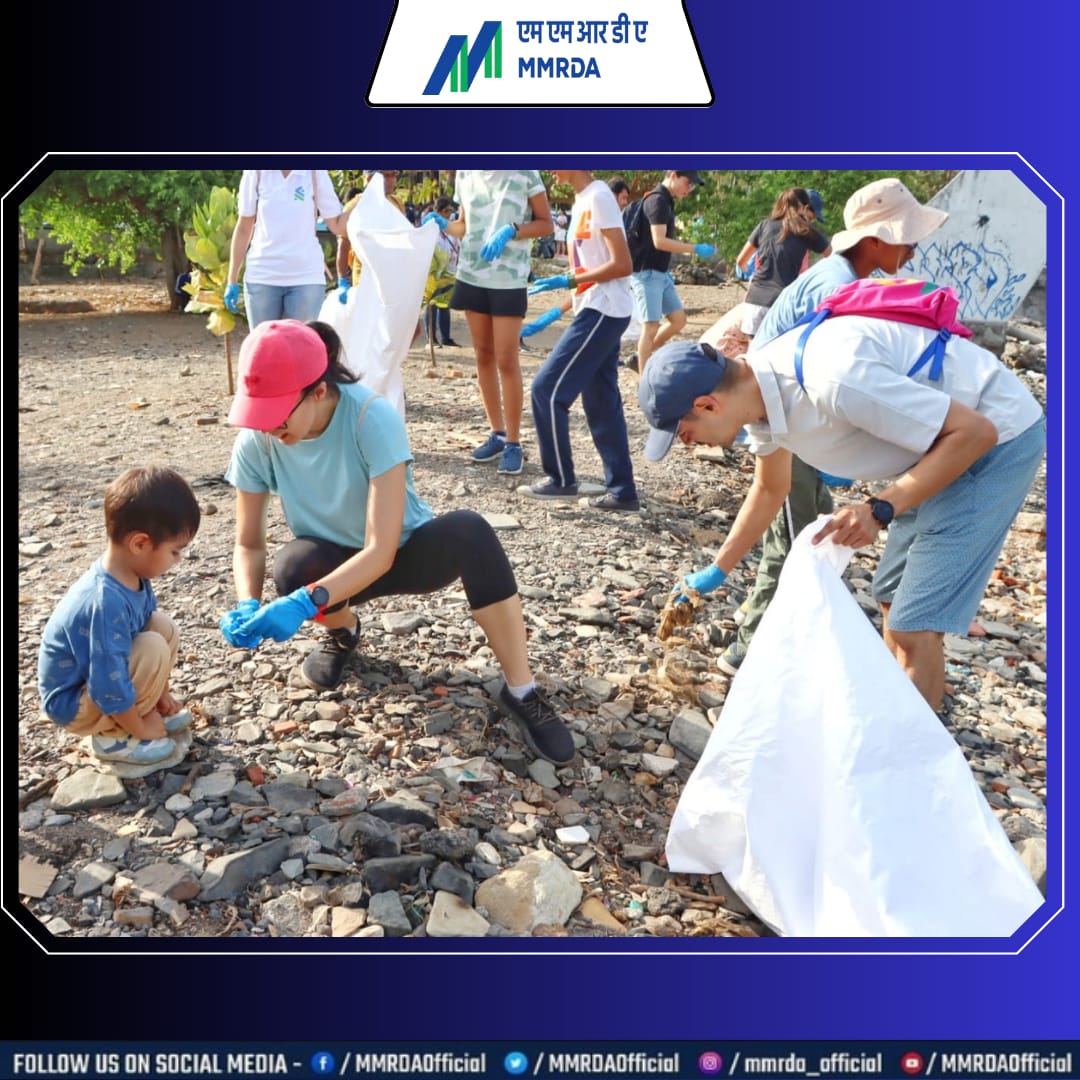 MMRDAOfficial's tweet photo. #WorldEnvironmentDay
#BeatPlasticPollution 
#MMRDA
On the occasion of "World Environment Day," MMRDA and Maharashtra Nature Park organised a campaign to clean Carter Road beach on 4th June. https://t.co/lqltHnQpQo