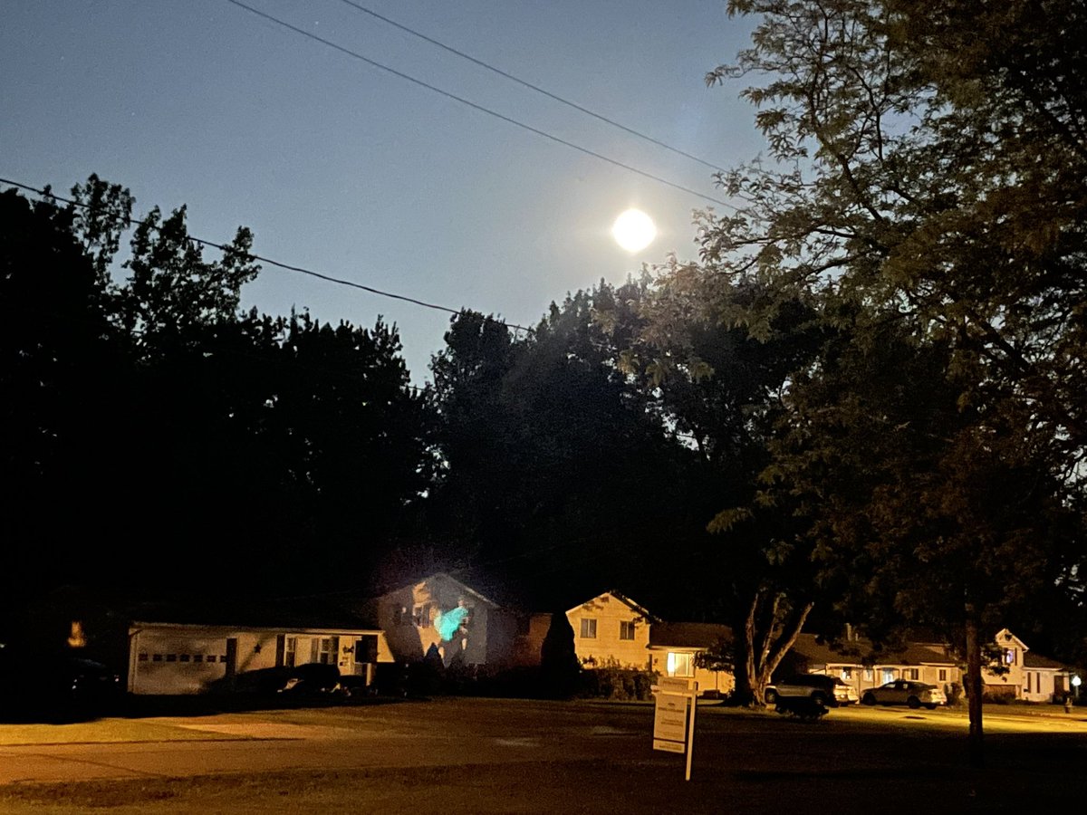 JFracci's tweet photo. Which pic is the setting sunโฆ and which is the full moon? #SummerFinallyHere โค๏ธ๐๐ https://t.co/gg1EMttBA2