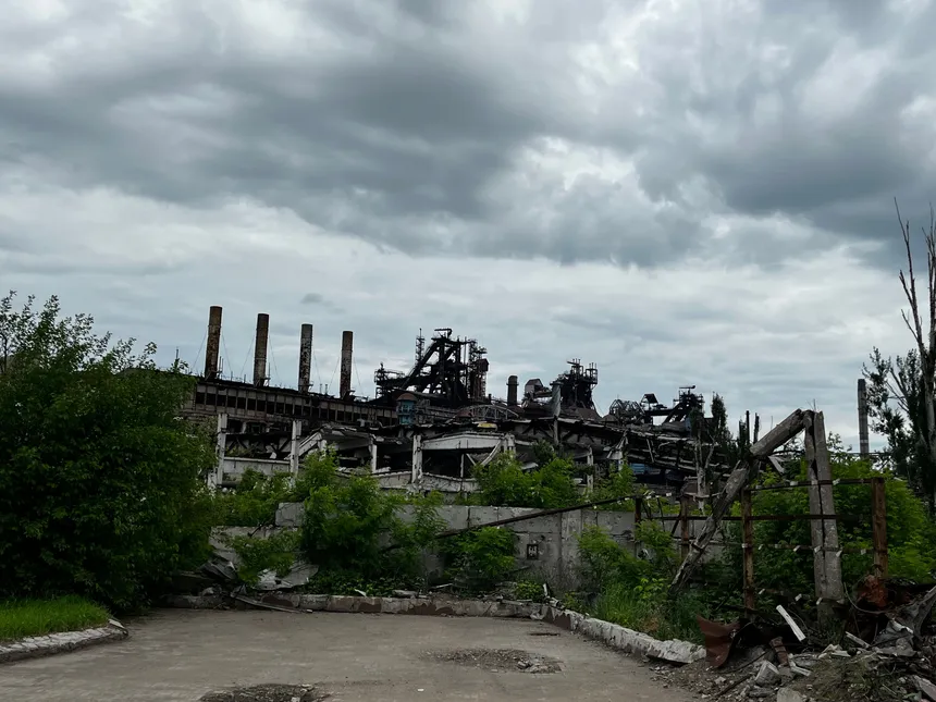 À Marioupol, ville modèle de la 'Nouvelle Russie', le bruit des pelleteuses a remplacé celui des obus ➡ : radiofrance.fr/franceinter/a-…