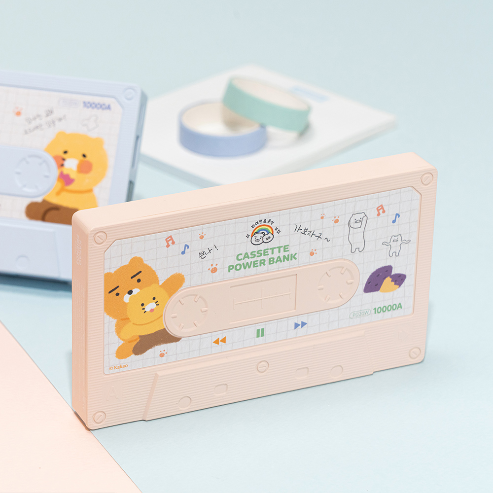 widmobile's tweet image. #카카오프렌즈 #카세트보조배터리
신세계 단독 런칭했어요!
레트로한 디자인과 파스텔 색감으로 마음을 꿍실꿍실하게 만들어 줄 귀여움 가득한 카세트 보조배터리는 SSG 단독 선런칭 이벤트 중이에요!
프로필 상단 링크 타고 놀러 오세요 ᕕ( ᐛ )ᕗ❦❤︎︎