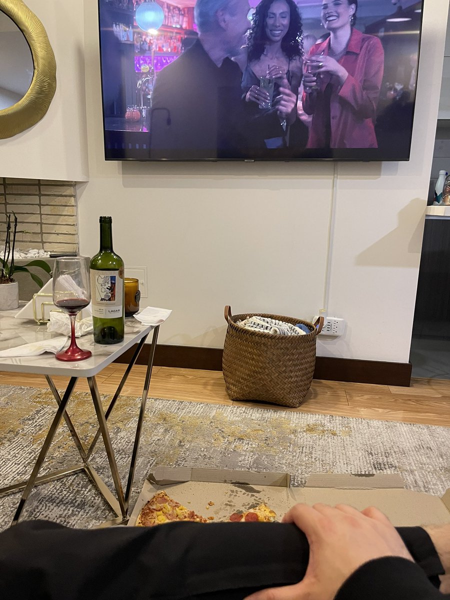 SebCalderon's tweet image. Les deseo a todos mucho de esto: pizza, vino, Ted Lasso y Domingo en casa, con el amor de la vida. 

#PerfectTime