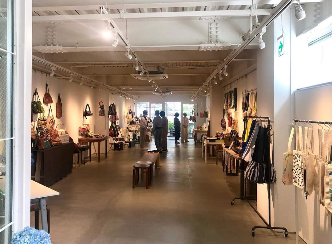 gallerysage's tweet photo. 心斎橋はギャラリーササキ商店のバッグ展2023へ行って来ましたー
ユニークなCANVAS TOTEがいっぱいでした。
我らがHITOMI SETOさんの作品も3点展示されていました。
#ギャラリーササキ商店 #bag #canvastotes https://t.co/63pCcGMMT1