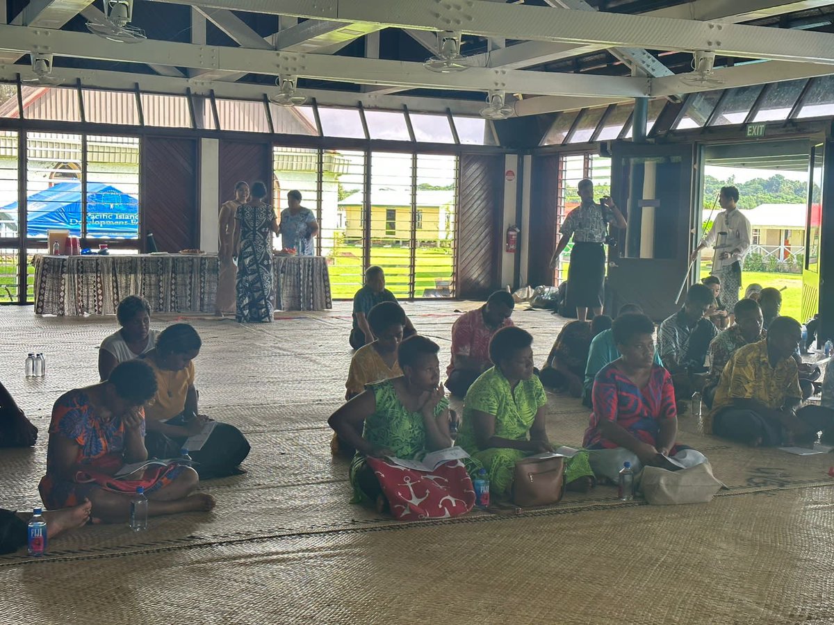 As we prepare for @AISforum's meeting in Suva, six side-events take place in Fiji and Vanuatu, with the support of @kemenkomarves and <a href="/UNDPIndonesia/">UNDP Indonesia</a>. In Bau island the training on floating net cage started with local community eager to learn sustainable fishery practices.