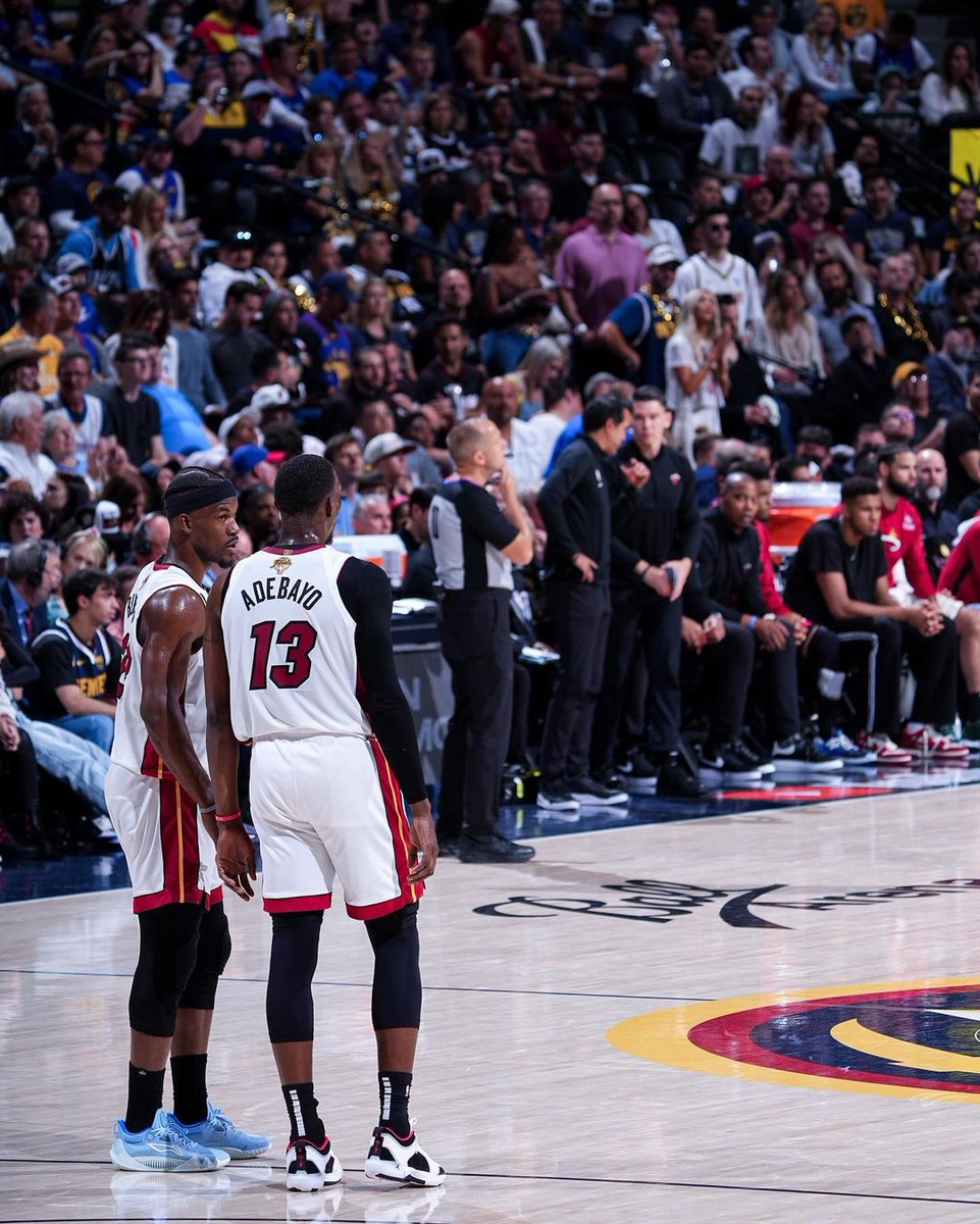 Miami a nivel y Denver en el mar.
El heat derrota 111-108 a los Nuggets, primera derrota en Denver desde marzo, nunca des a Miami por muerto.
 Chequen la nota:
agenciajrf.com/2023/06/04/mia…